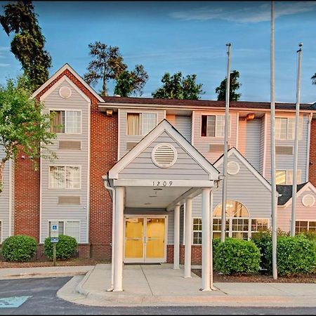 Travelers Inn And Suites Роли Экстерьер фото