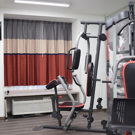 Travelers Inn And Suites Роли Экстерьер фото